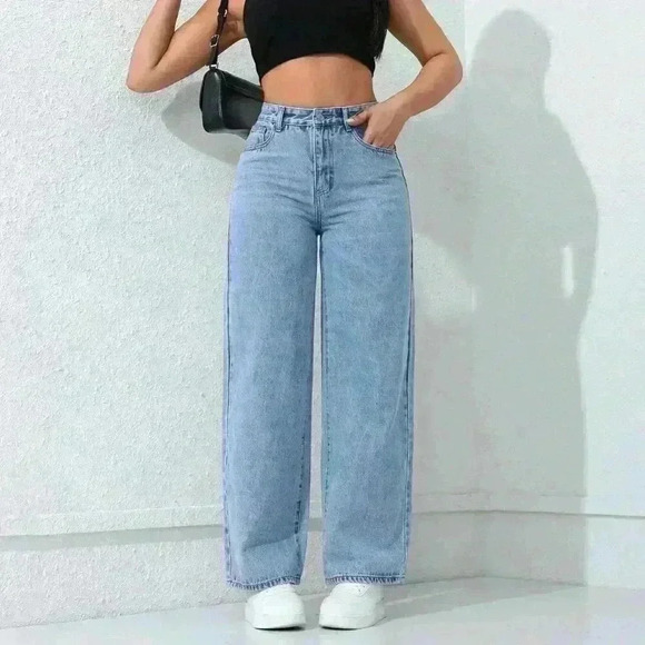 Light Wash Casual Women's Loose Fit Straight-Leg Jeans With Pockets - Picture 1 of 6